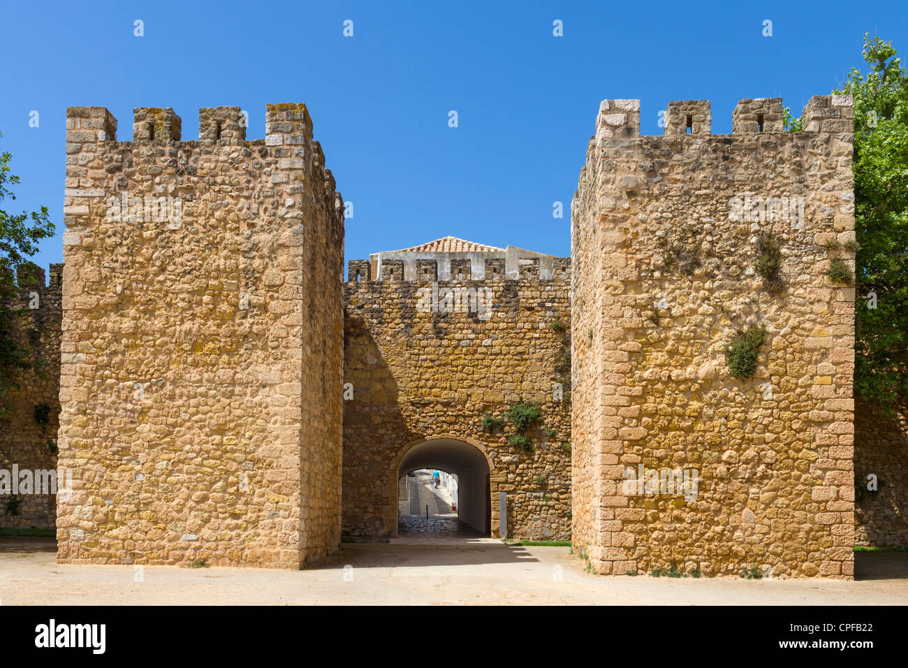 L'Arco de Sao Goncalo (Sao Goncalo Gate) dans les murs de la vieille ville (Cidade Velha), Lagos, Algarve, Portugal Banque D'Images