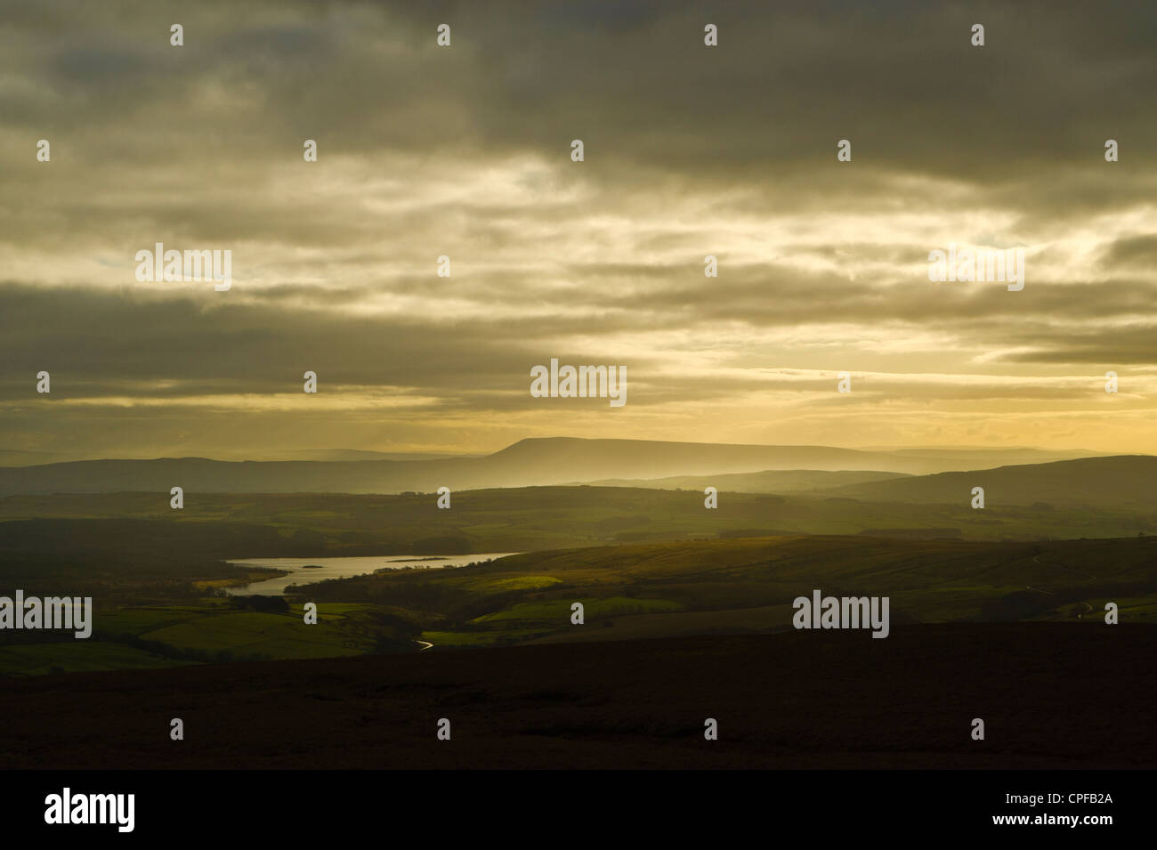 Vue sur Gisburn Forest et Stocks réservoir dans la forêt de Bowland Lancashire England vers Pendle Hill Banque D'Images