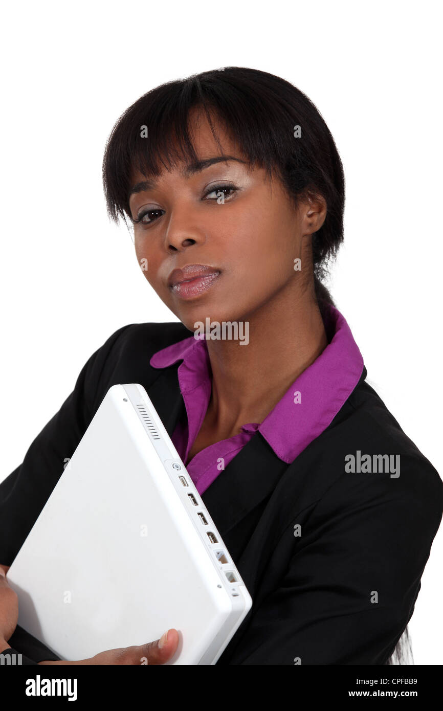 Femme avec ordinateur dans les bras Banque D'Images