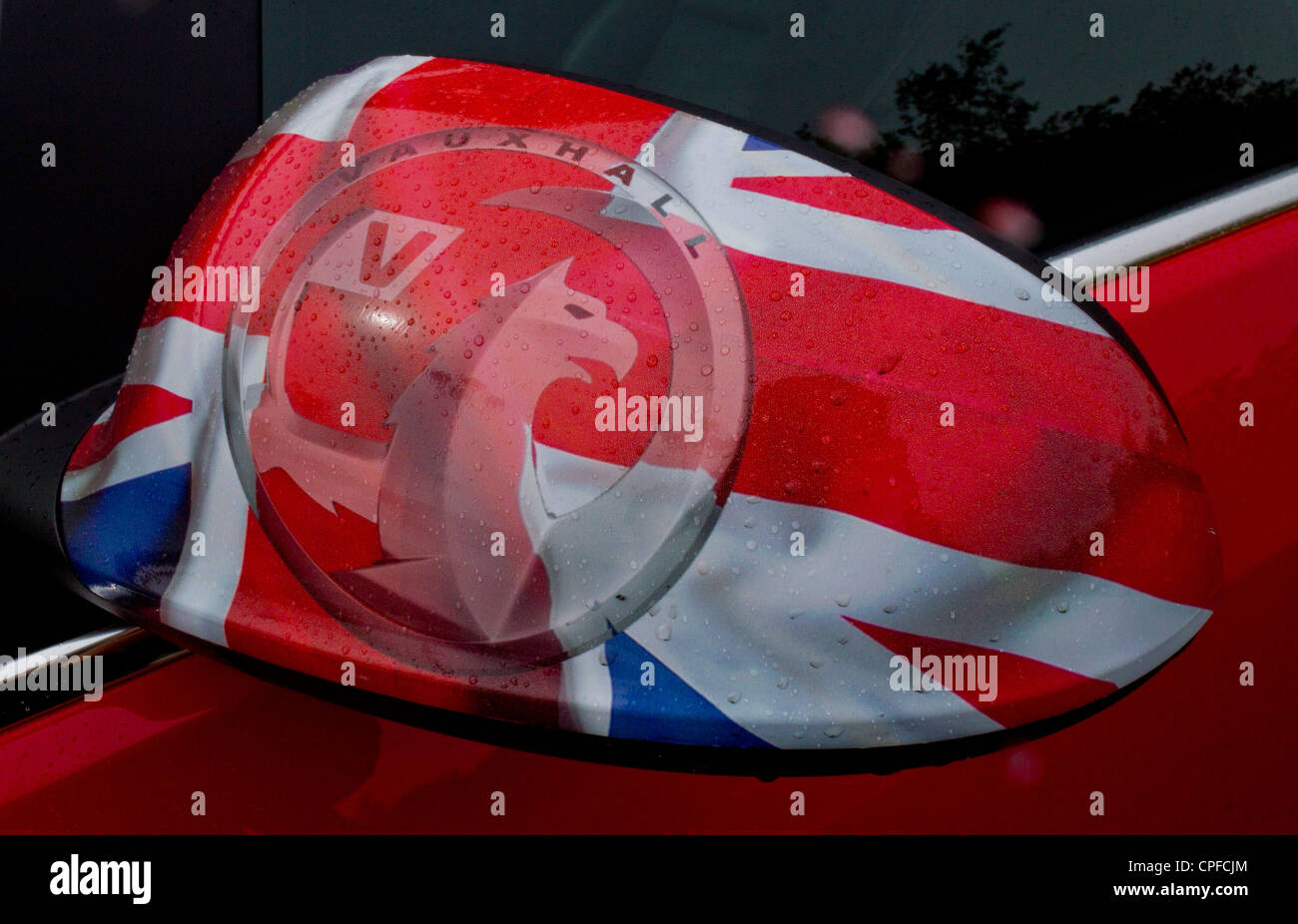 Le miroir de l'aile d'une Vauxhall Astra dans les couleurs de l'Union européenne Drapeau, devant le siège de l'usine Vauxhall dans Ellesm Banque D'Images