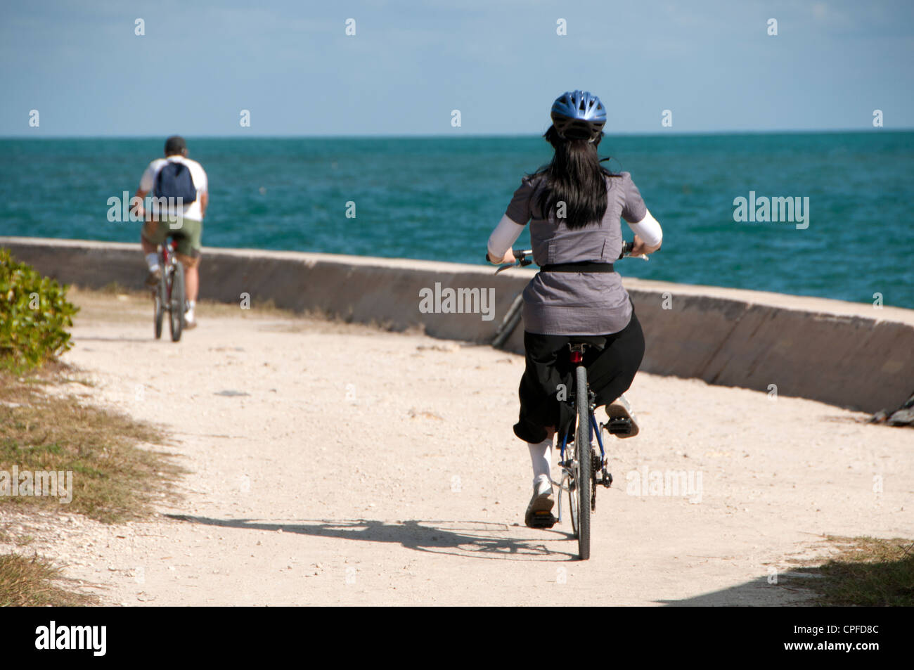 Les touristes à vélo sur Key Biscayne, Floride USA. Banque D'Images