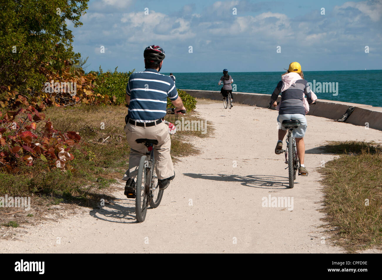 Les touristes à vélo sur Key Biscayne, Floride USA. Banque D'Images