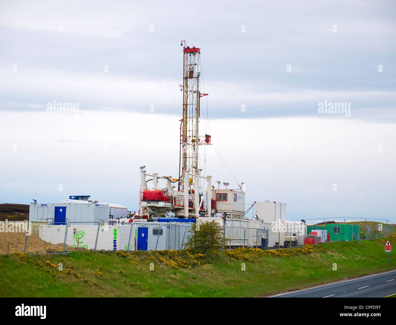 Une plateforme de forage travaillant à l'exploration d'une mine de potasse par l'A171 route près de Whitby, North Yorkshire Banque D'Images