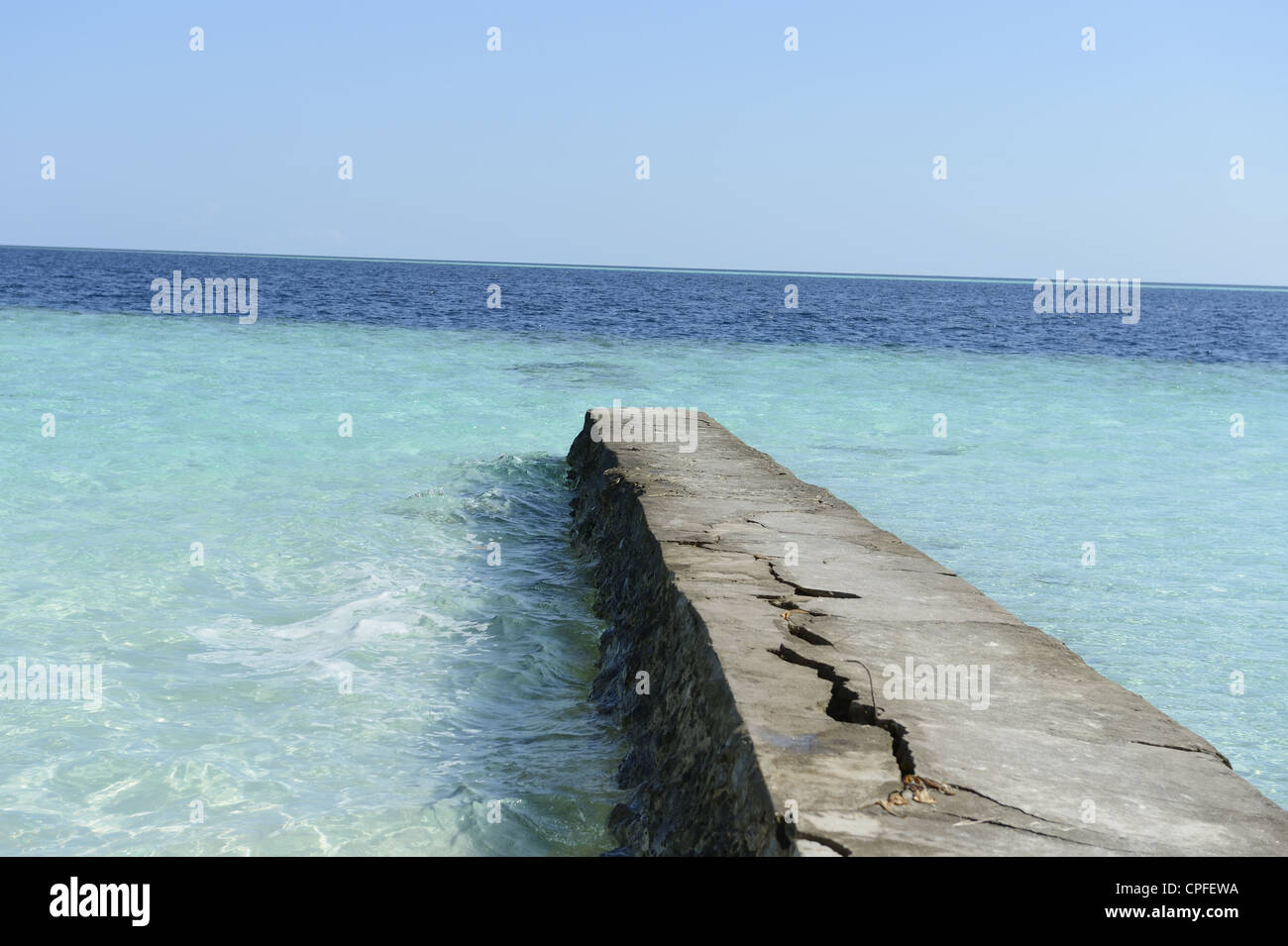Brise-lames dans la mer aux Maldives Banque D'Images