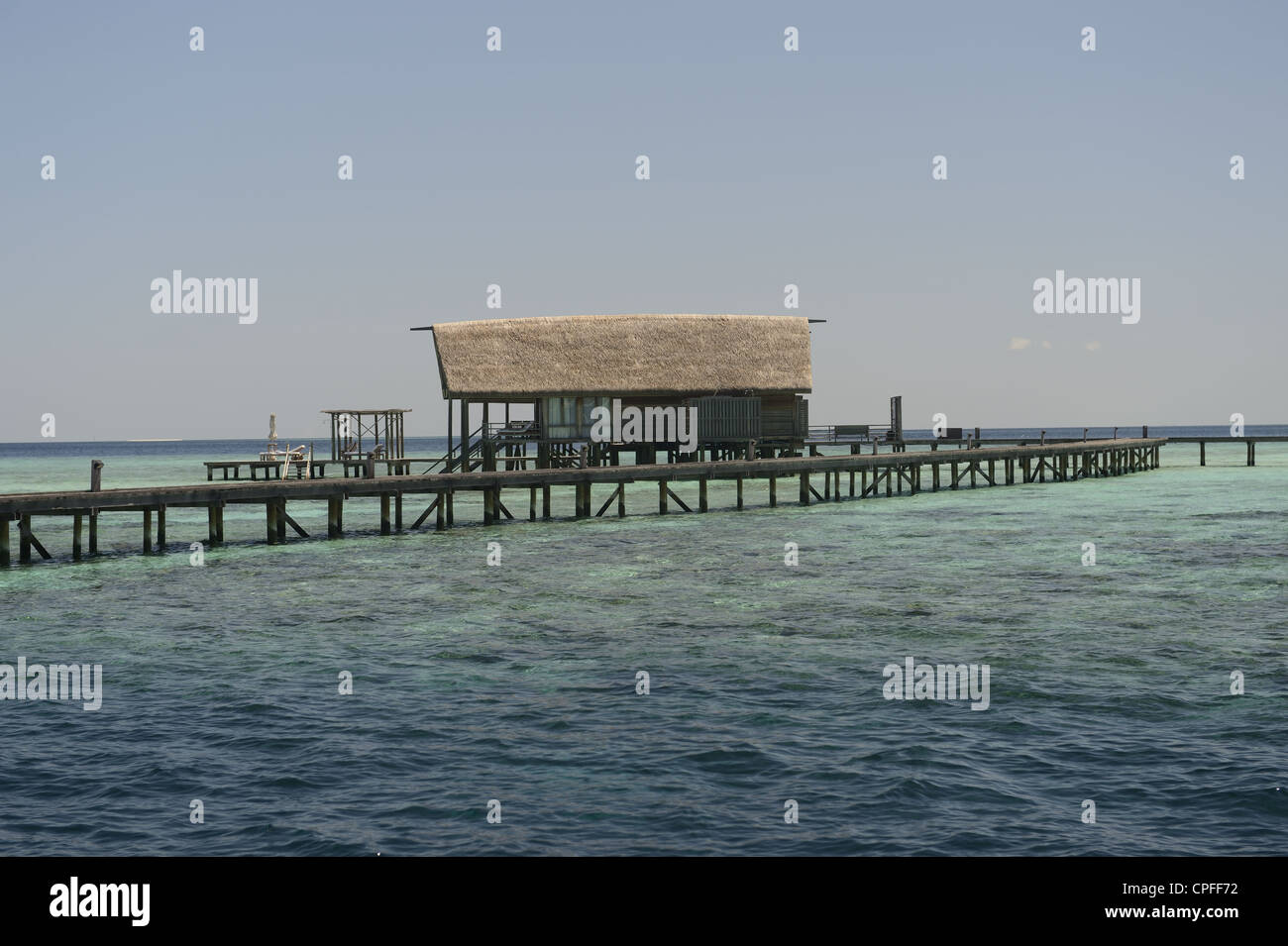 Les Maldives, bungalows sur l'eau dans l'Océan Indien Banque D'Images