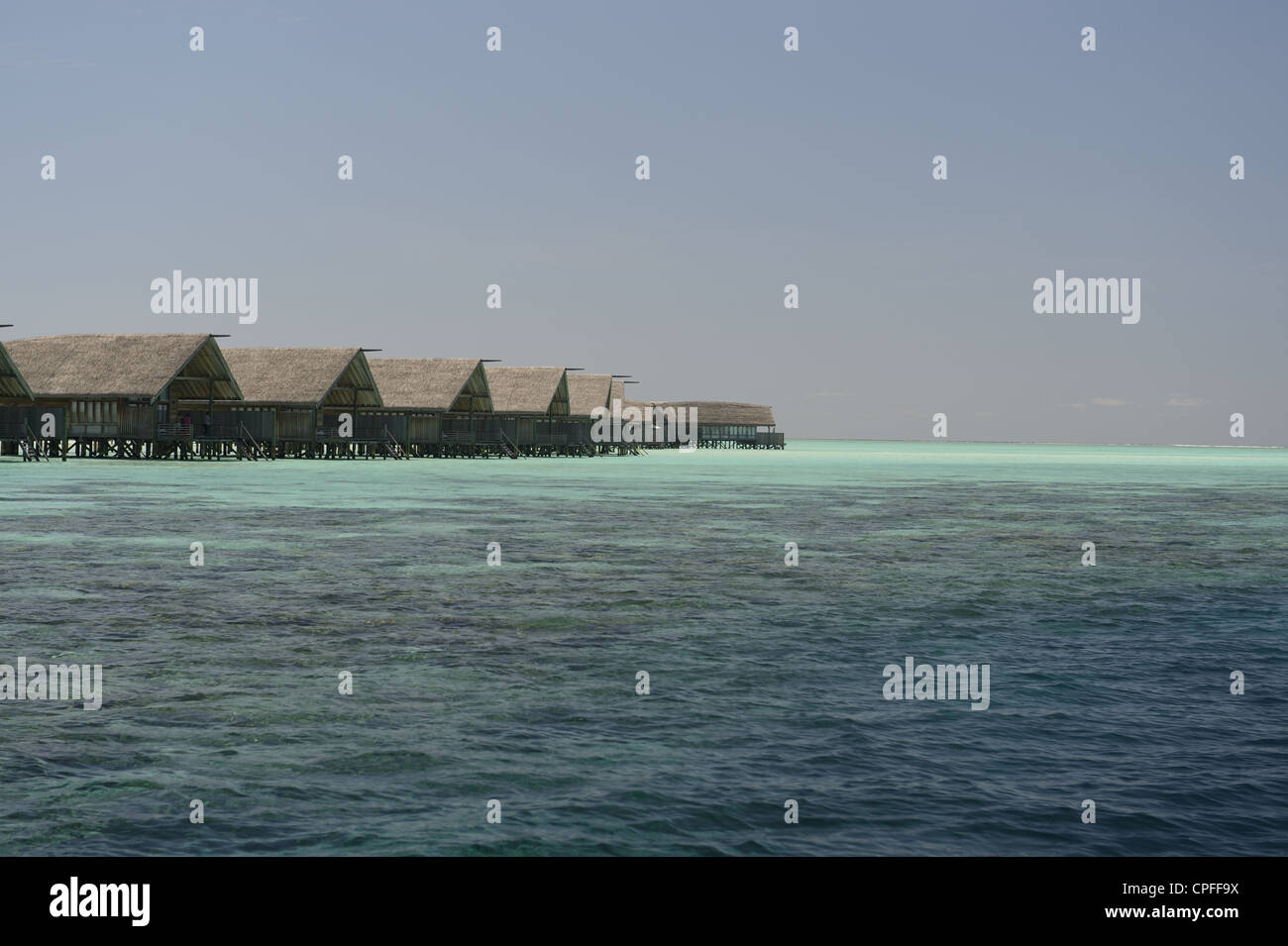 Les Maldives, bungalows sur l'eau dans l'Océan Indien Banque D'Images