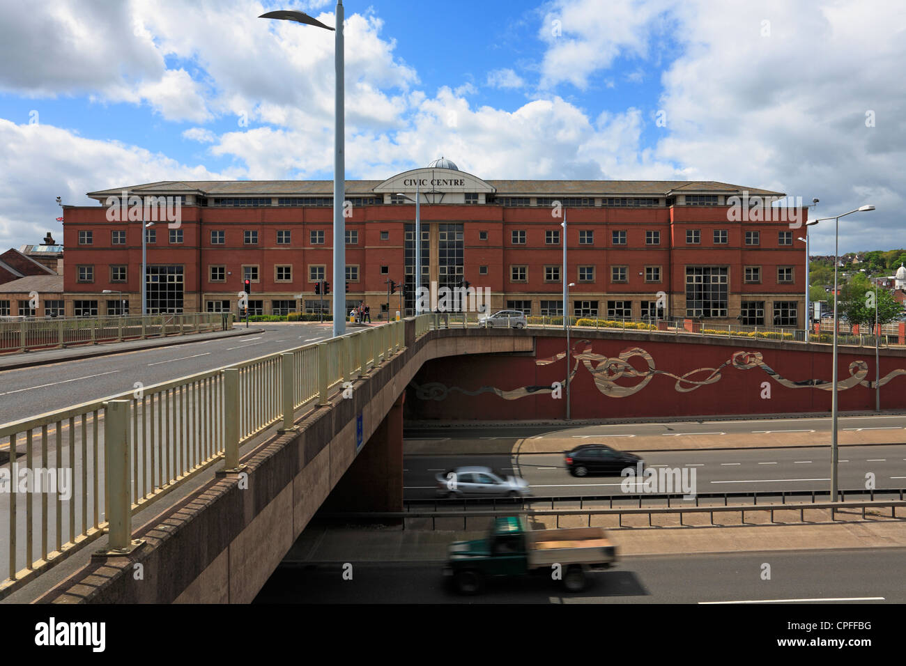 Le centre civique et de Queensway road, à Stoke on Trent, Staffordshire, Angleterre, Royaume-Uni. Banque D'Images