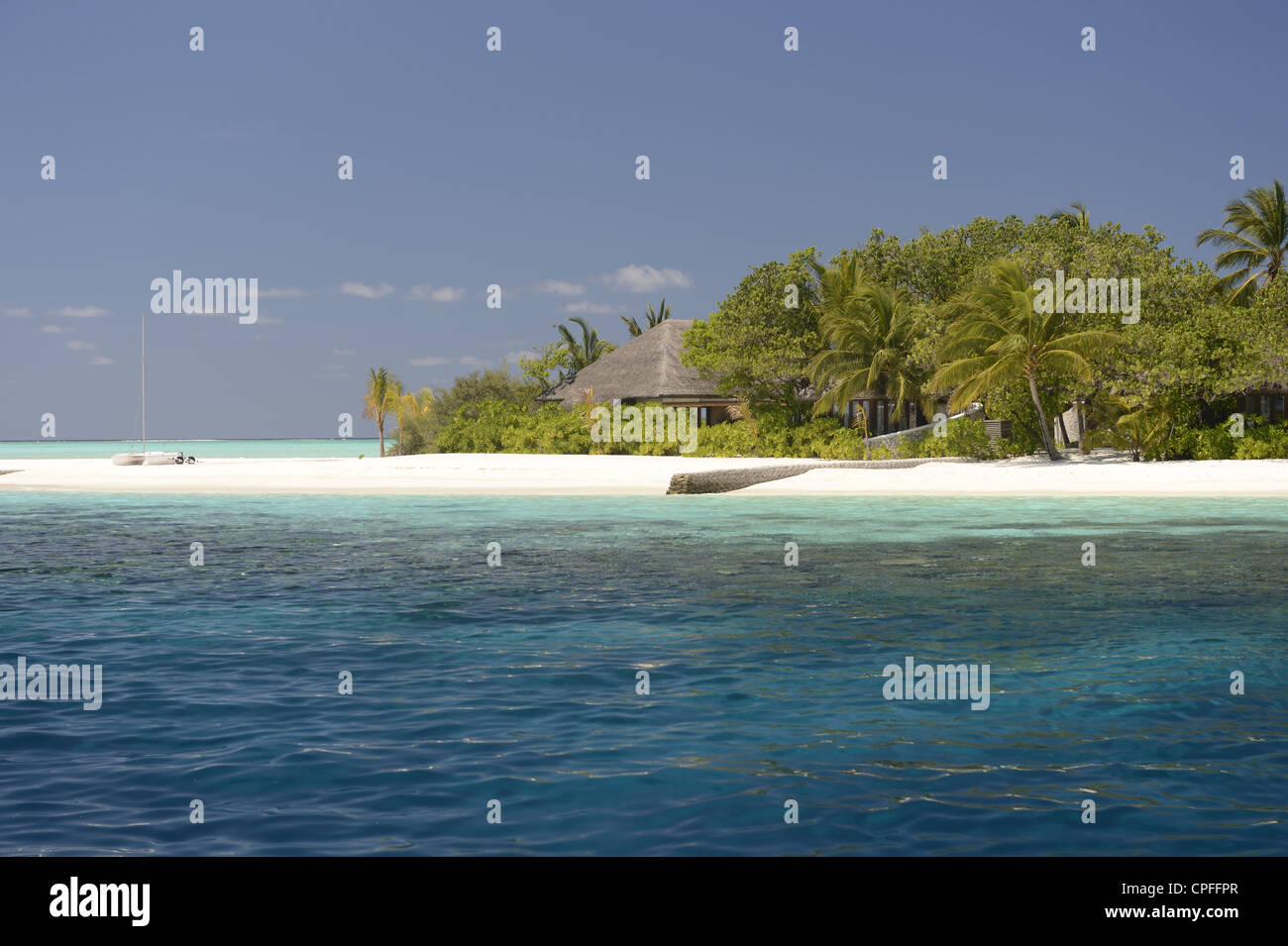 Maldives plage tropicale avec hut Banque D'Images