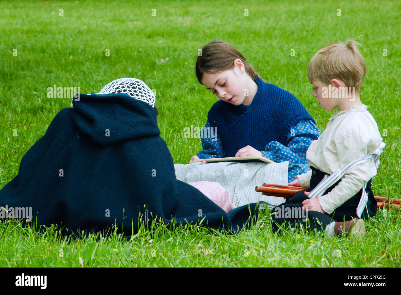 Dessin d'une fille et d'autres enfants à regarder, guerre civile, reconstitution Bensalem, Pennsylvania, USA Banque D'Images