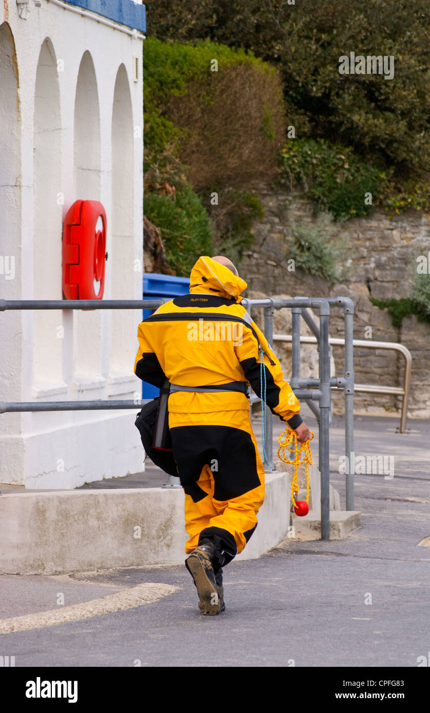 Un surfeur dans une combinaison de plongée sur la plage de Bournemouth, Dorset, Angleterre Banque D'Images