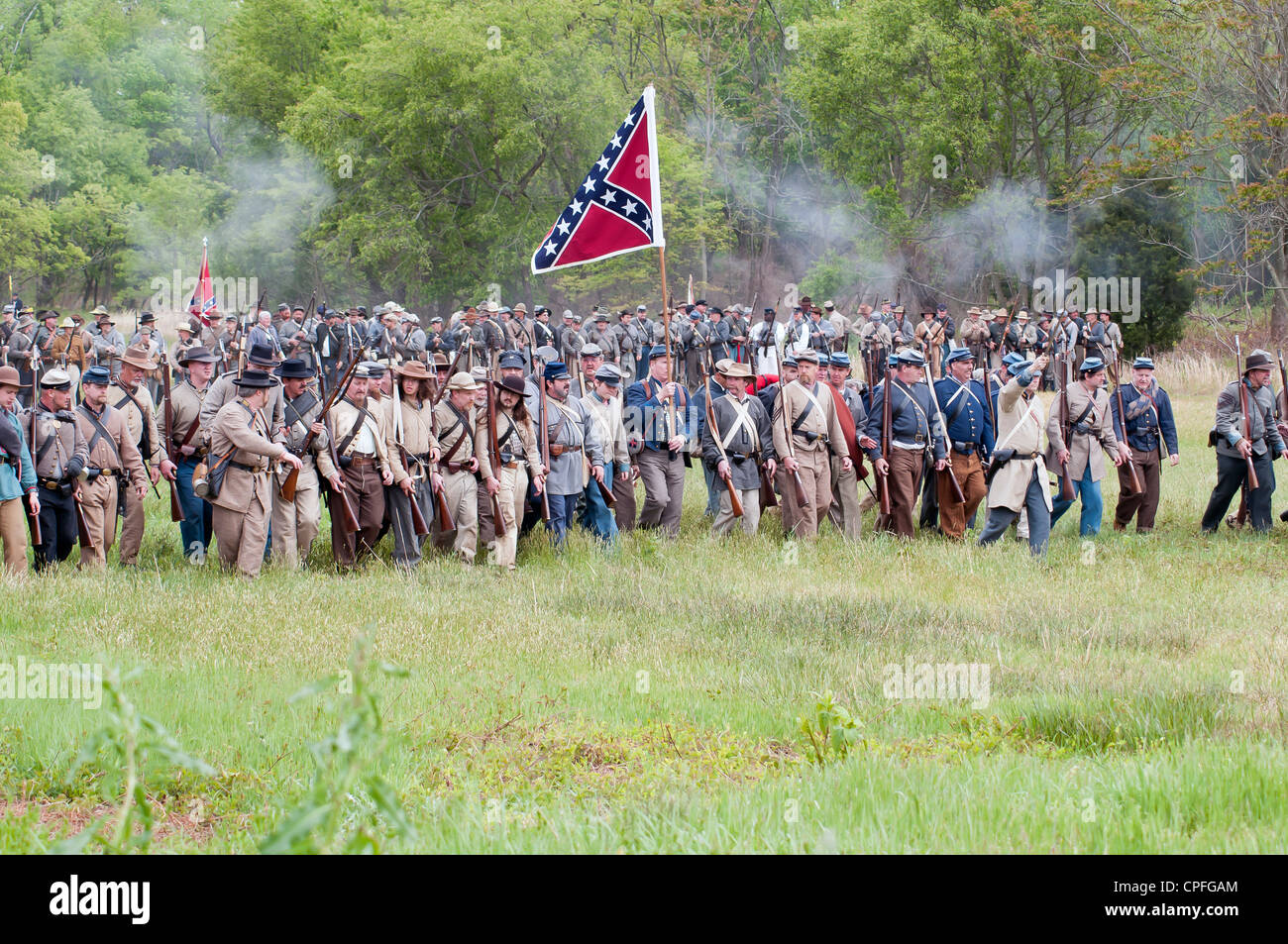 Unité militaire de l'armée confédérée, attaquant reenactment Guerre , Bensalem, USA Banque D'Images