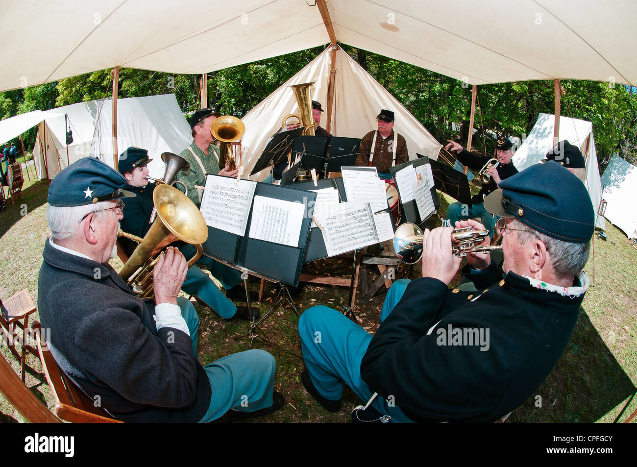 Les musiciens d'un orchestre militaire procéder à une répétition sous tente, la guerre , reenactment Bensalem, USA Banque D'Images