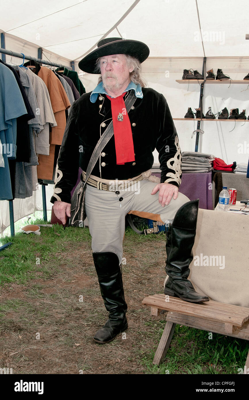 Homme mature dans de vieux vêtements de mode dans l'intérieur de tente boutique, guerre civile , reenactment Bensalem, Pennsylvania, USA Banque D'Images