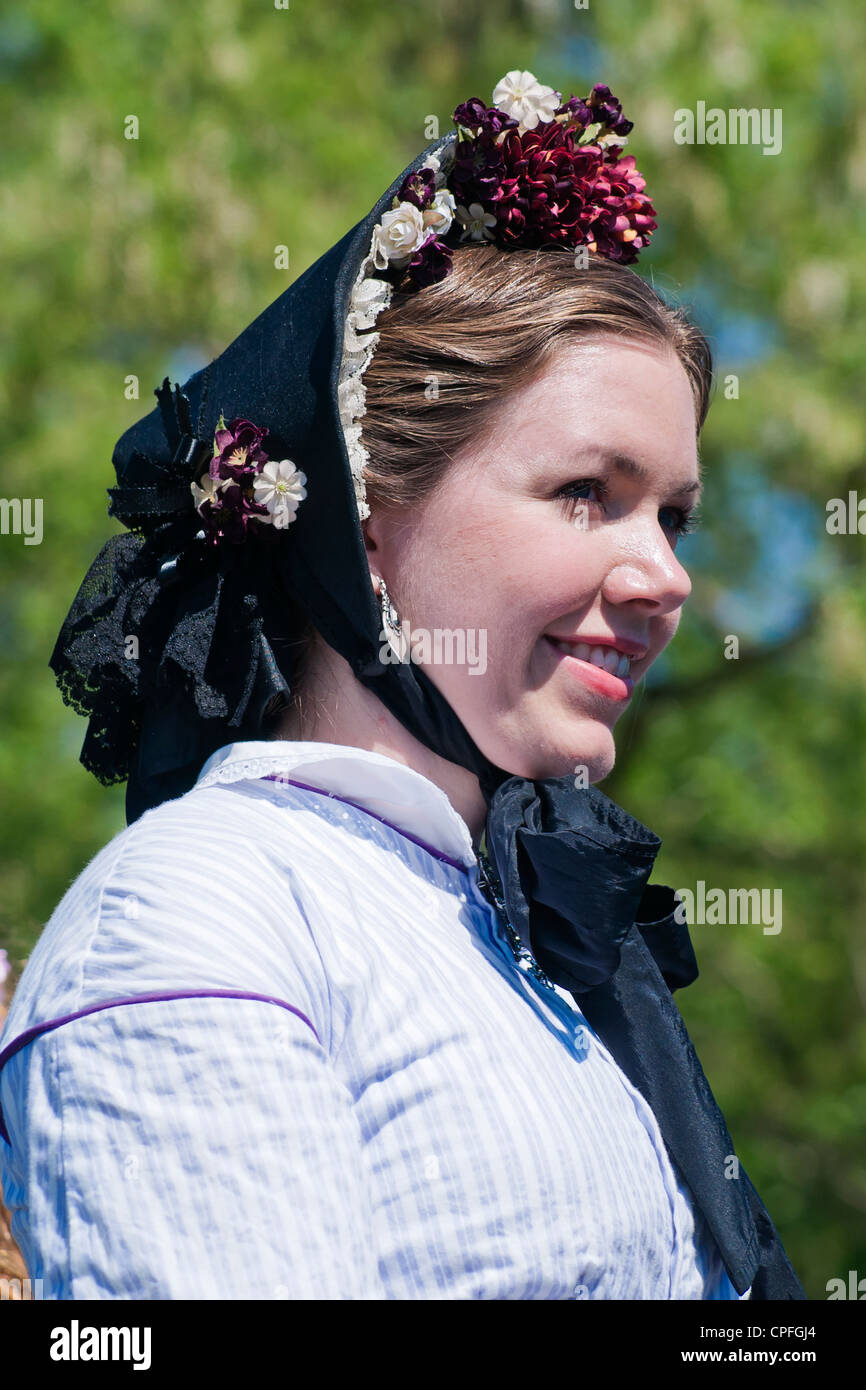 Souriante jeune dame dans de vieux vêtements de mode , Guerre civile , reenactment Bensalem, Pennsylvania, USA Banque D'Images