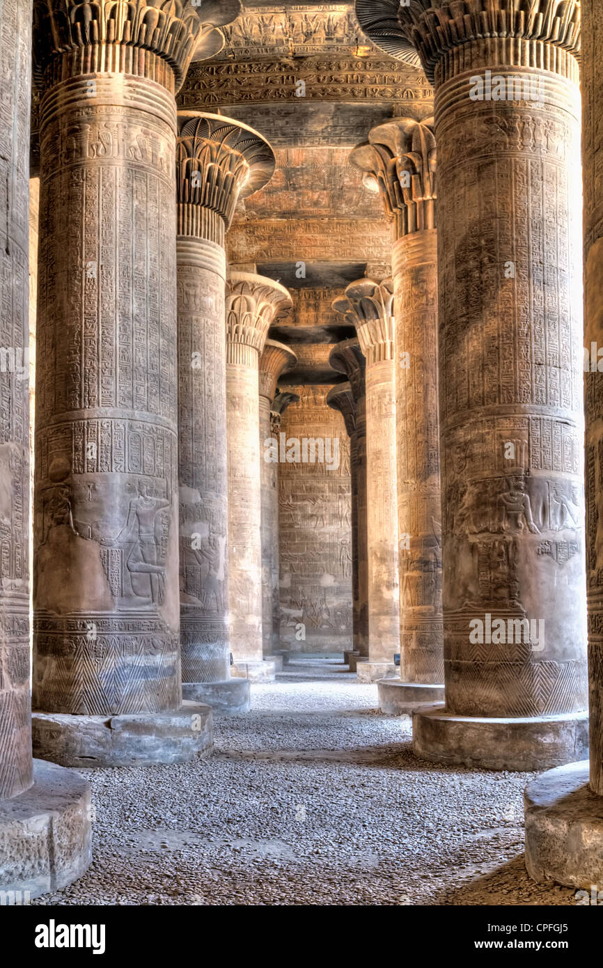 Dans la salle hypostyle du temple d'Esna, Khnoum, Egypte Banque D'Images