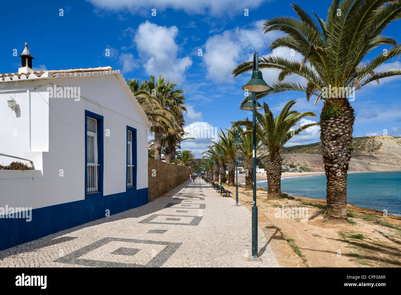 Front de Mer et plage de Luz, Algarve, Portugal Banque D'Images