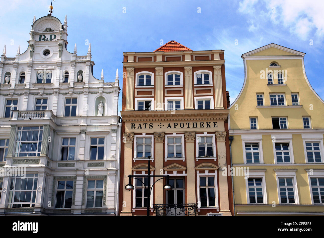 De bâtiments anciens dans le port hanséatique de Rostock, Allemagne Banque D'Images
