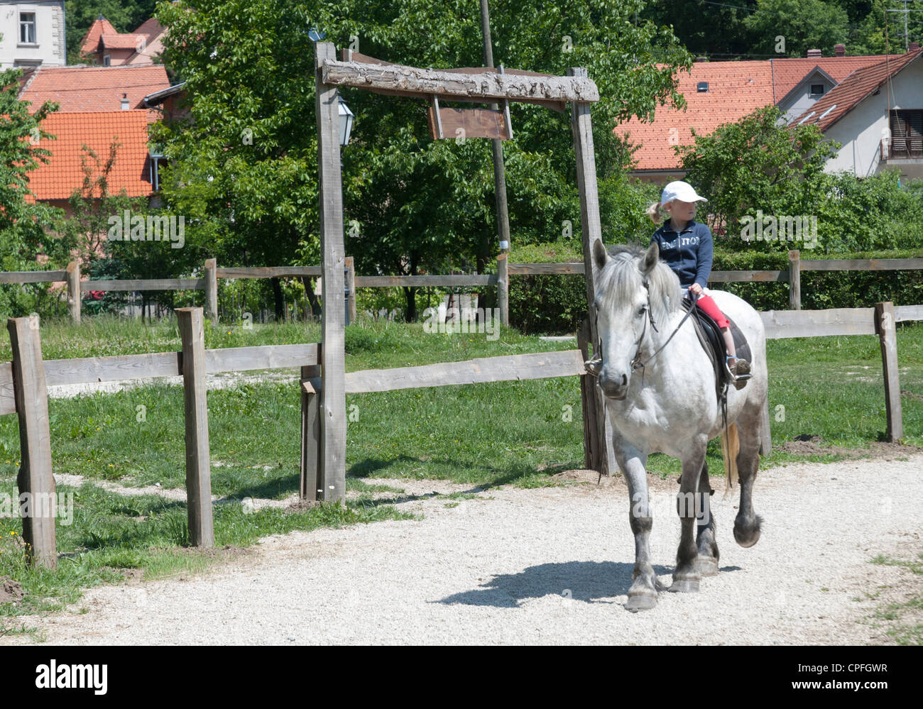 Six ans, fille, et monter à cheval Banque D'Images