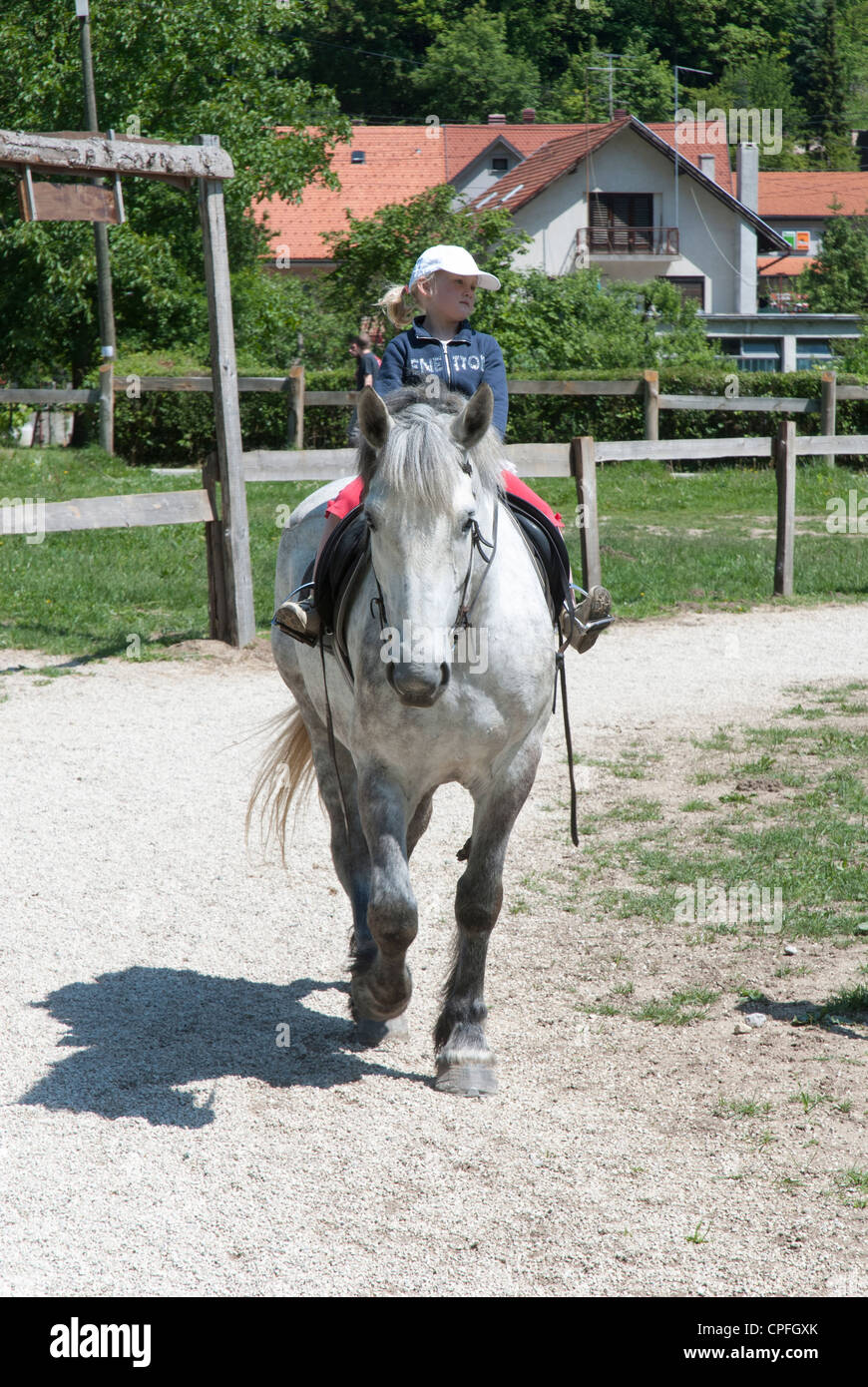 Six ans, fille, et monter à cheval Banque D'Images