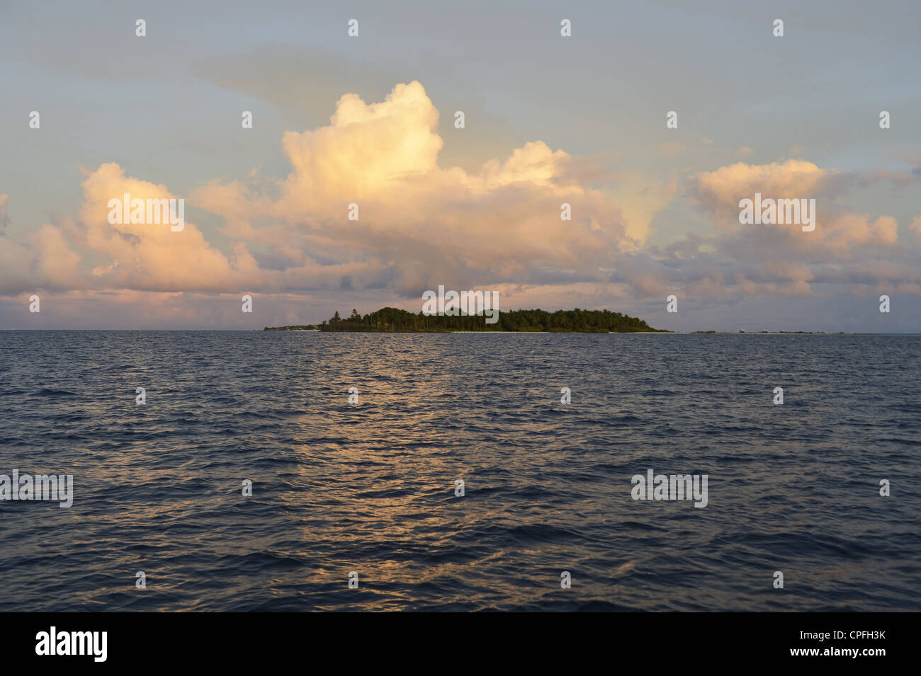 Lever de soleil sur l'océan Indien aux Maldives Banque D'Images