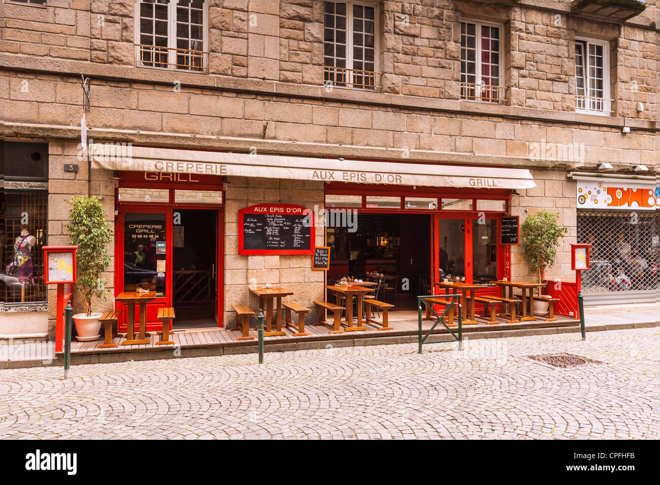 Le restaurant aux épis d'Or, rue André Désisles, St Malo, Bretagne, France. Banque D'Images