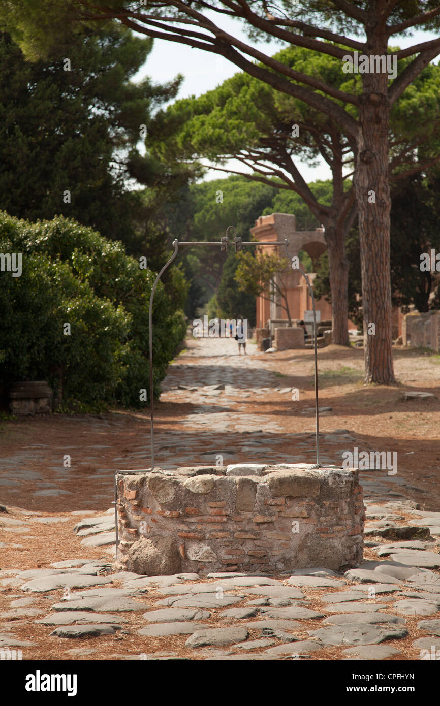 Bien sur le decumanus sur l'ancien port romain d'Ostie ruine ville près de Rome Banque D'Images