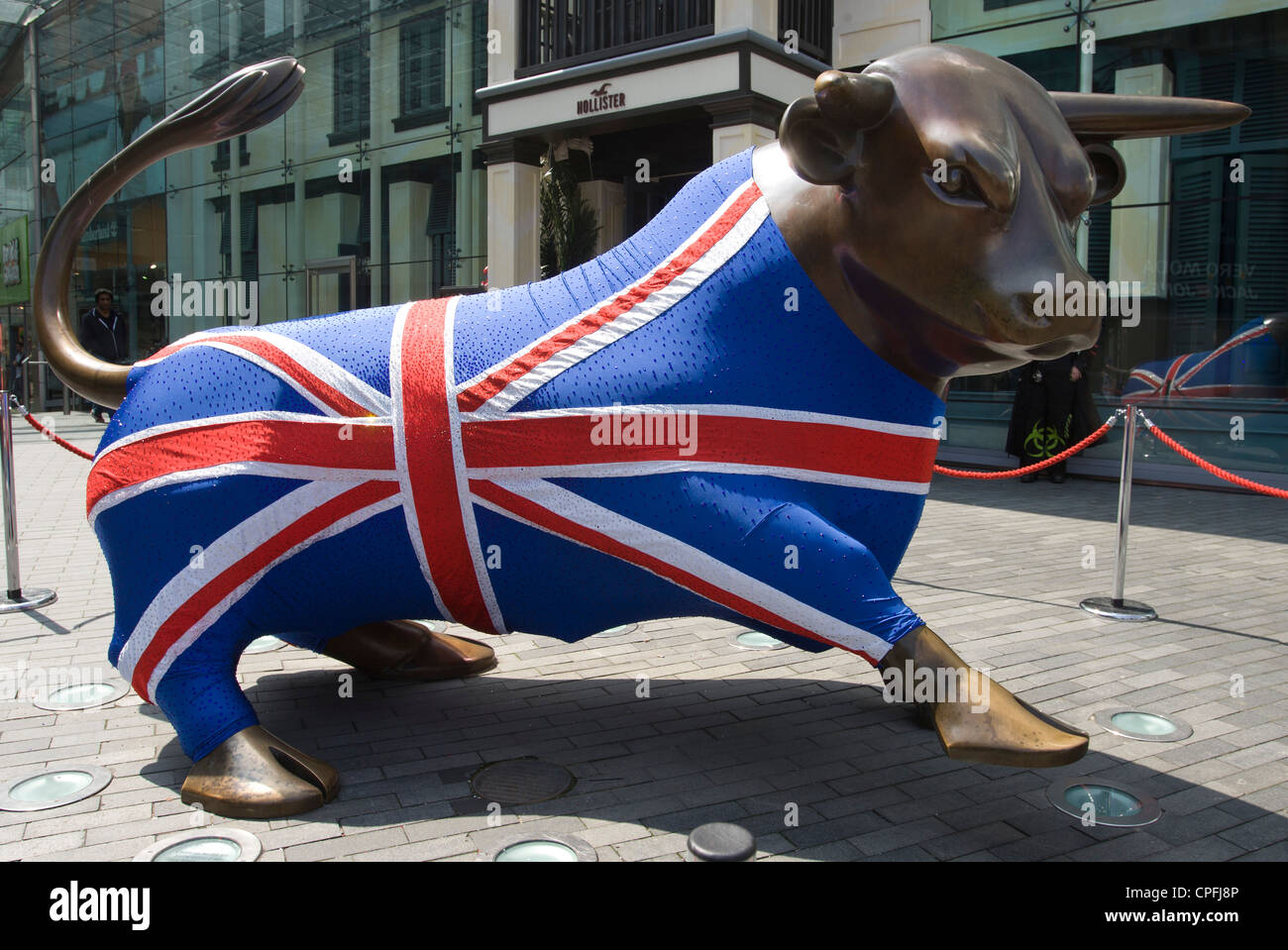 La statue de Bull dans le centre commercial Bullring, Birmingham, vêtue d'un Union Jack costume pour le Queens célébrations jubilaires. Banque D'Images