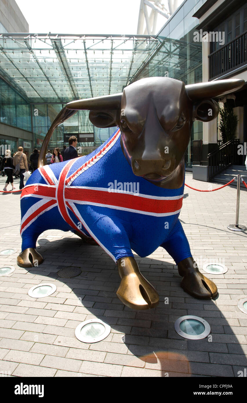 La statue de Bull dans le centre commercial Bullring, Birmingham, vêtue d'un Union Jack costume pour le Queens célébrations jubilaires. Banque D'Images