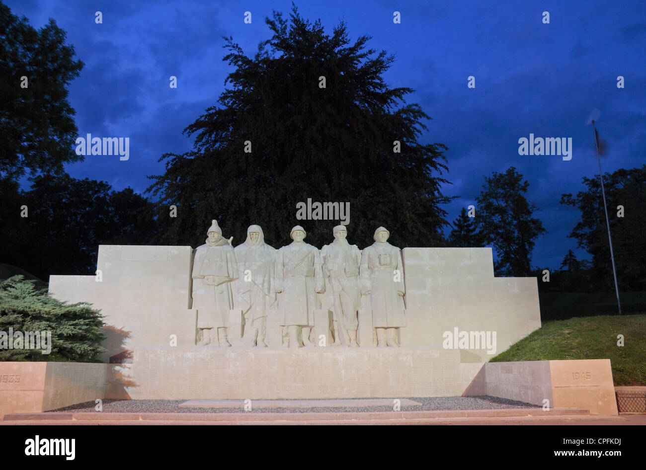 En début de soirée voir du Monument aux Morts (également appelé les cinq défenseurs de Verdun), Verdun, Meuse, France. Banque D'Images