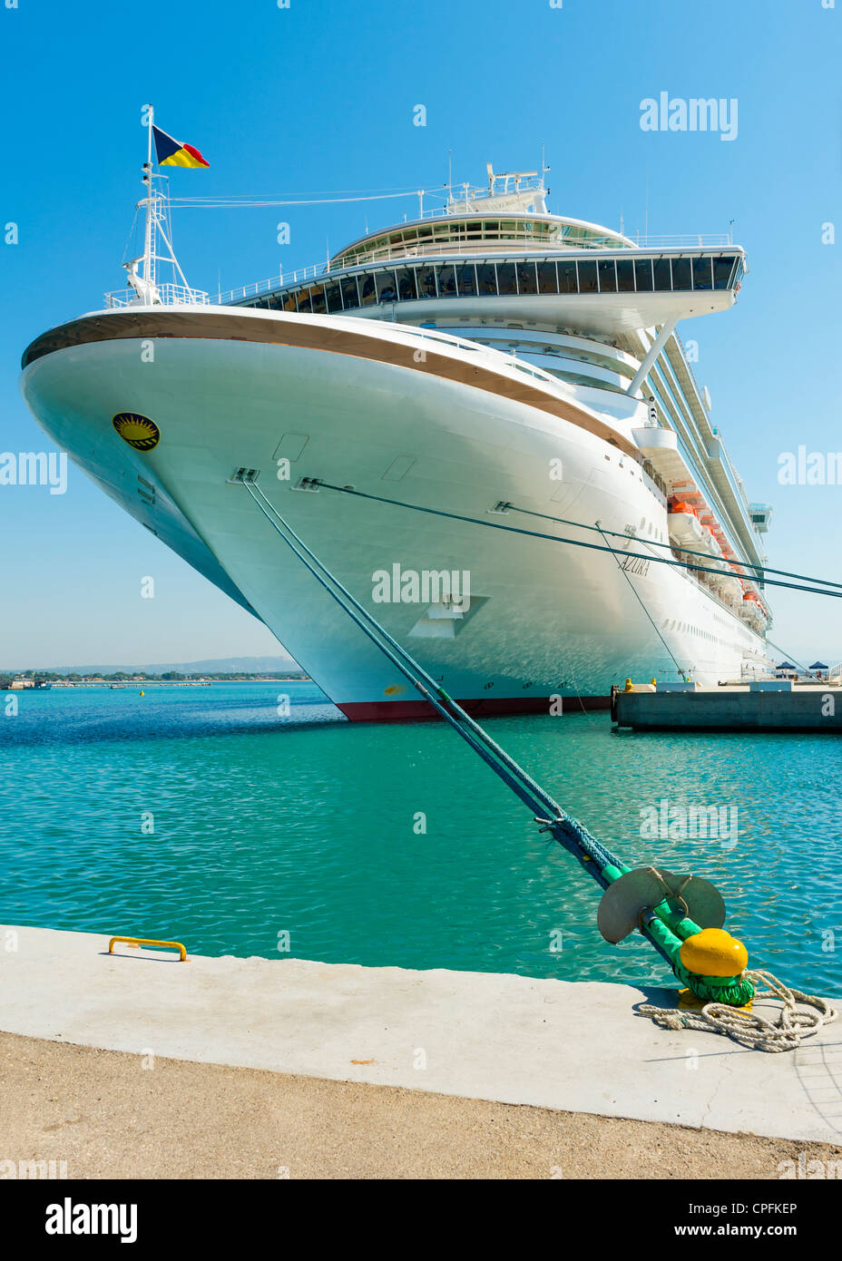P & O bateau de croisière, MS Azura (2010), baptisé à quai à Katakolon, Grèce. Banque D'Images
