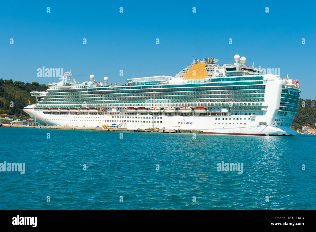 P & O bateau de croisière, MS Azura (2010), baptisé à quai à Katakolon, Grèce. Banque D'Images