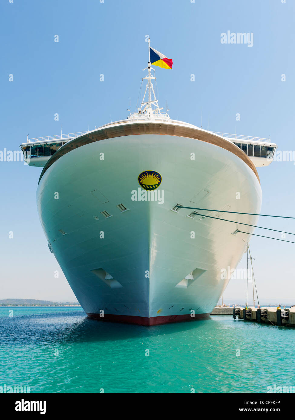 P & O bateau de croisière, MS Azura (2010), baptisé à quai à Katakolon, Grèce. Banque D'Images