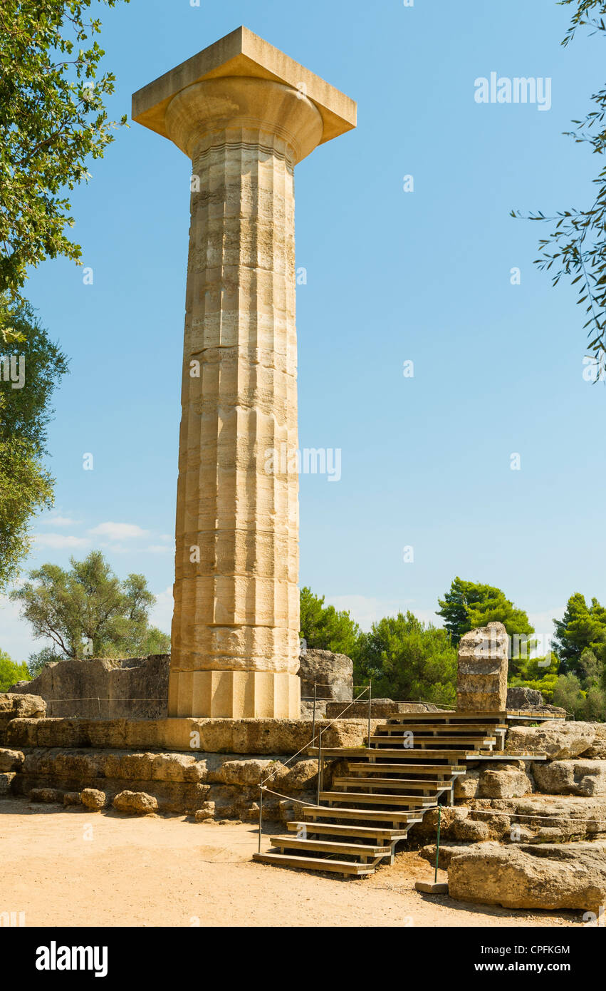 Colonne reconstruit le Temple de Zeus à Olympie, site des Jeux Olympiques antiques, péninsule du Péloponnèse, Grèce. Banque D'Images