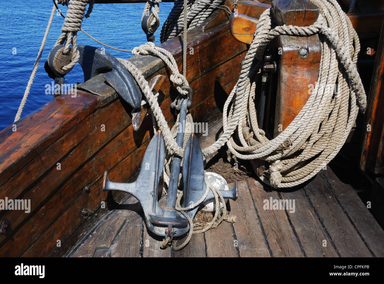L'ancre et la corde sur le pont du navire antique en bois Banque D'Images