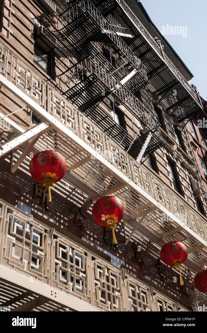 Lanternes et balcons à Bayard Street, Chinatown, NYC Banque D'Images