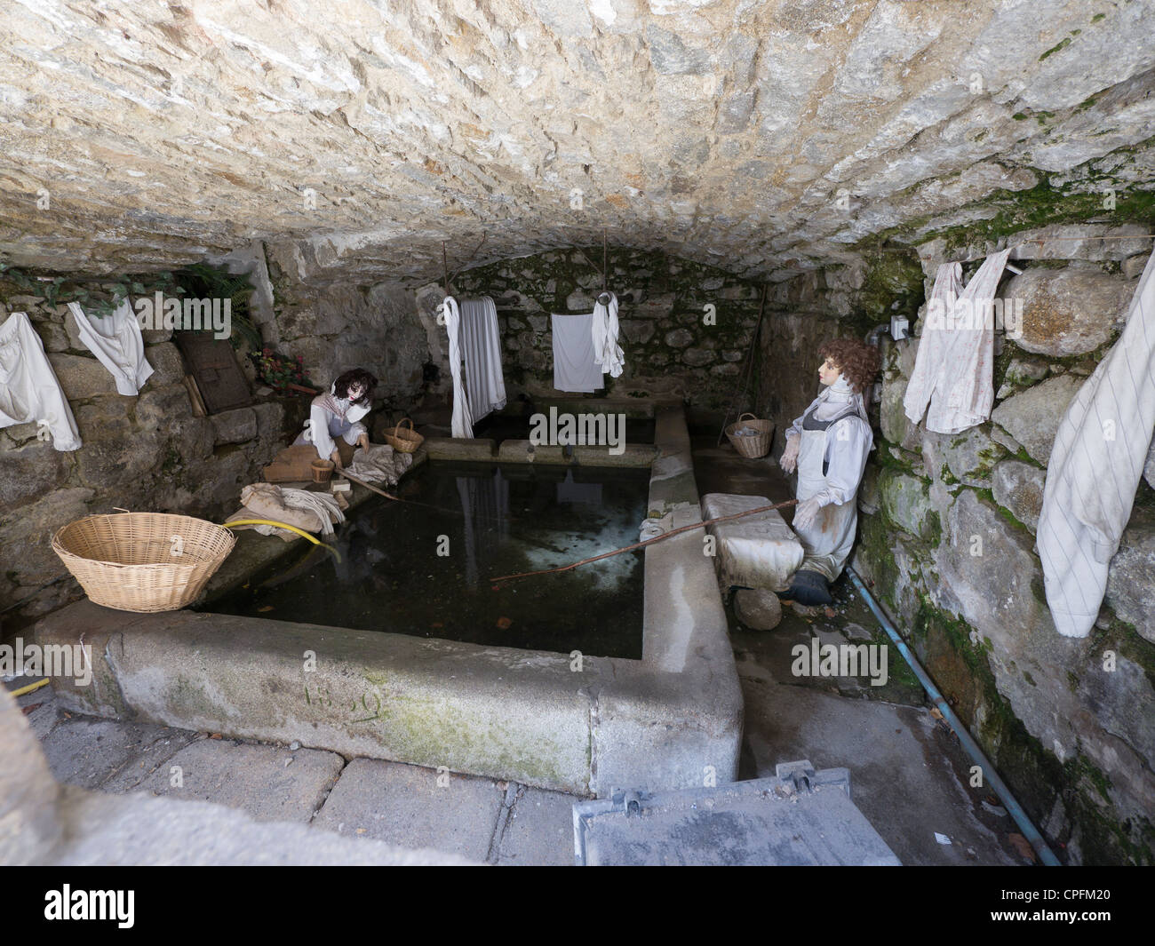 Tableau de 2 dans les lavandières laverie à Mont-Louis, Pyrénées-orientales France Banque D'Images