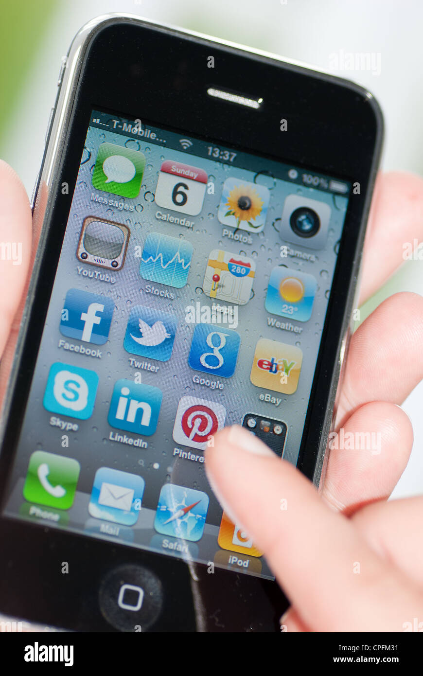 Smartphone IPhone utilisé pour les réseaux sociaux Banque D'Images