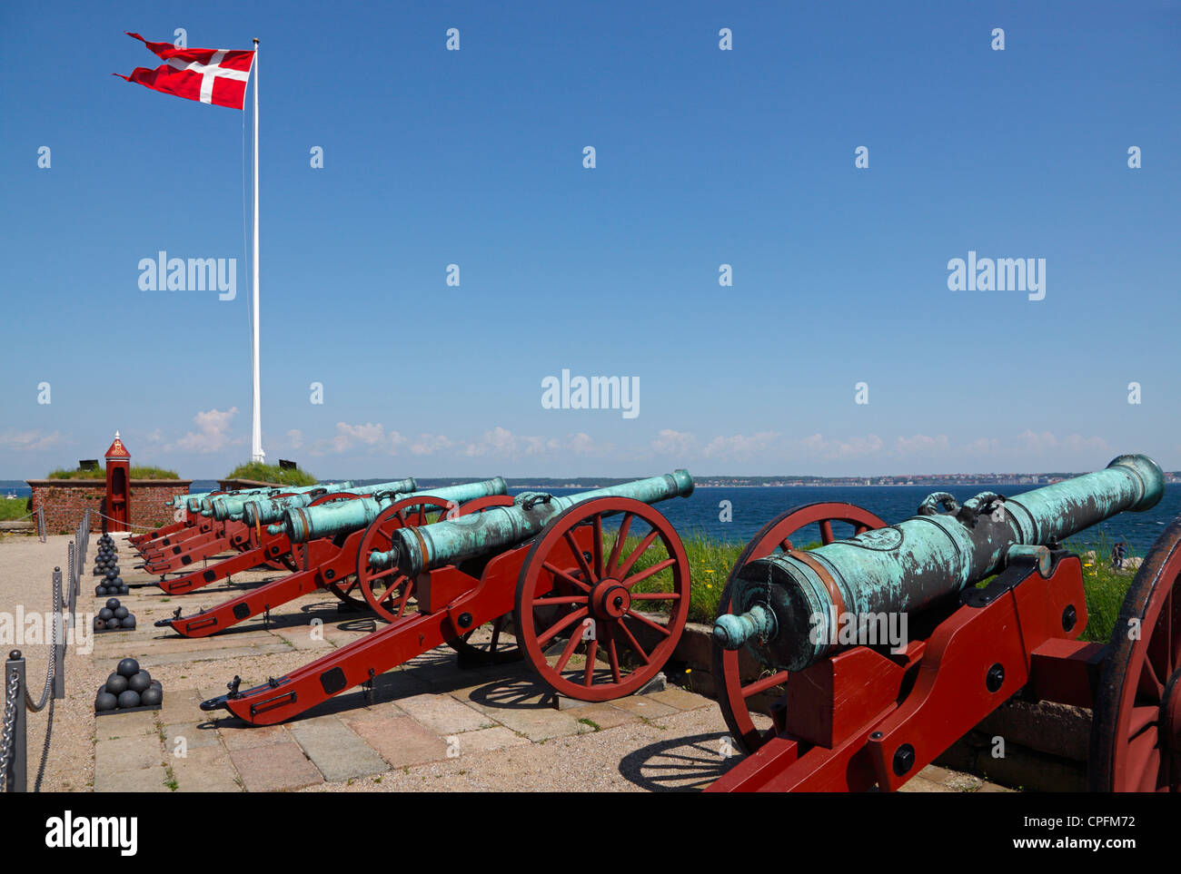 Sur le bataillon du pavillon château Kronborg, Elseneur, Danemark. Canons pointant vers le pont Oresund (le son) - et la Suède Banque D'Images