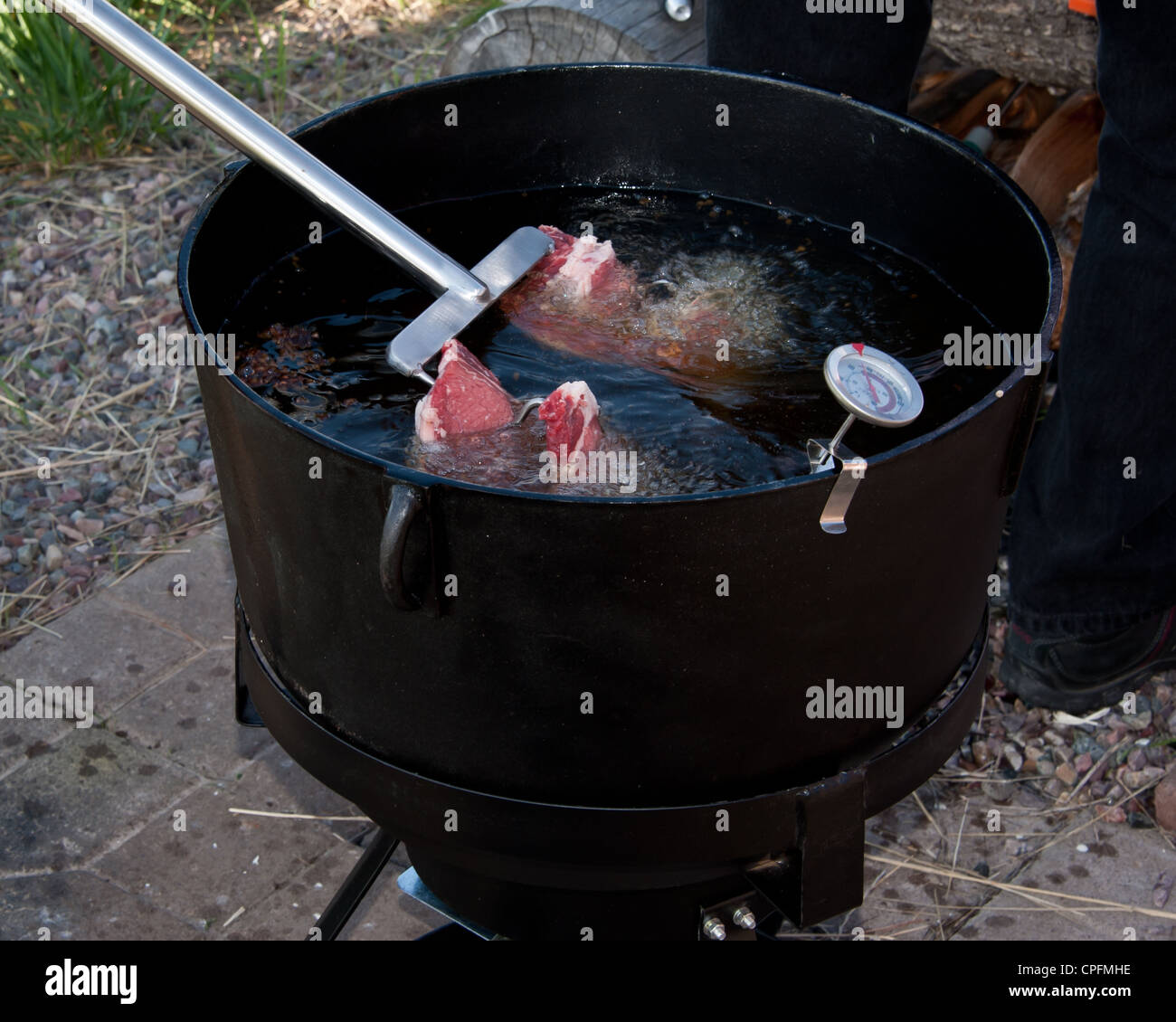 La cuisson de la viande bovine dans la fondue de pitchfork. Banque D'Images