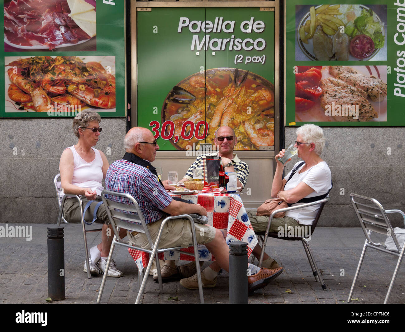 Les gens de manger une paella à un restaurant en plein air à Madrid, Espagne, Europe Banque D'Images