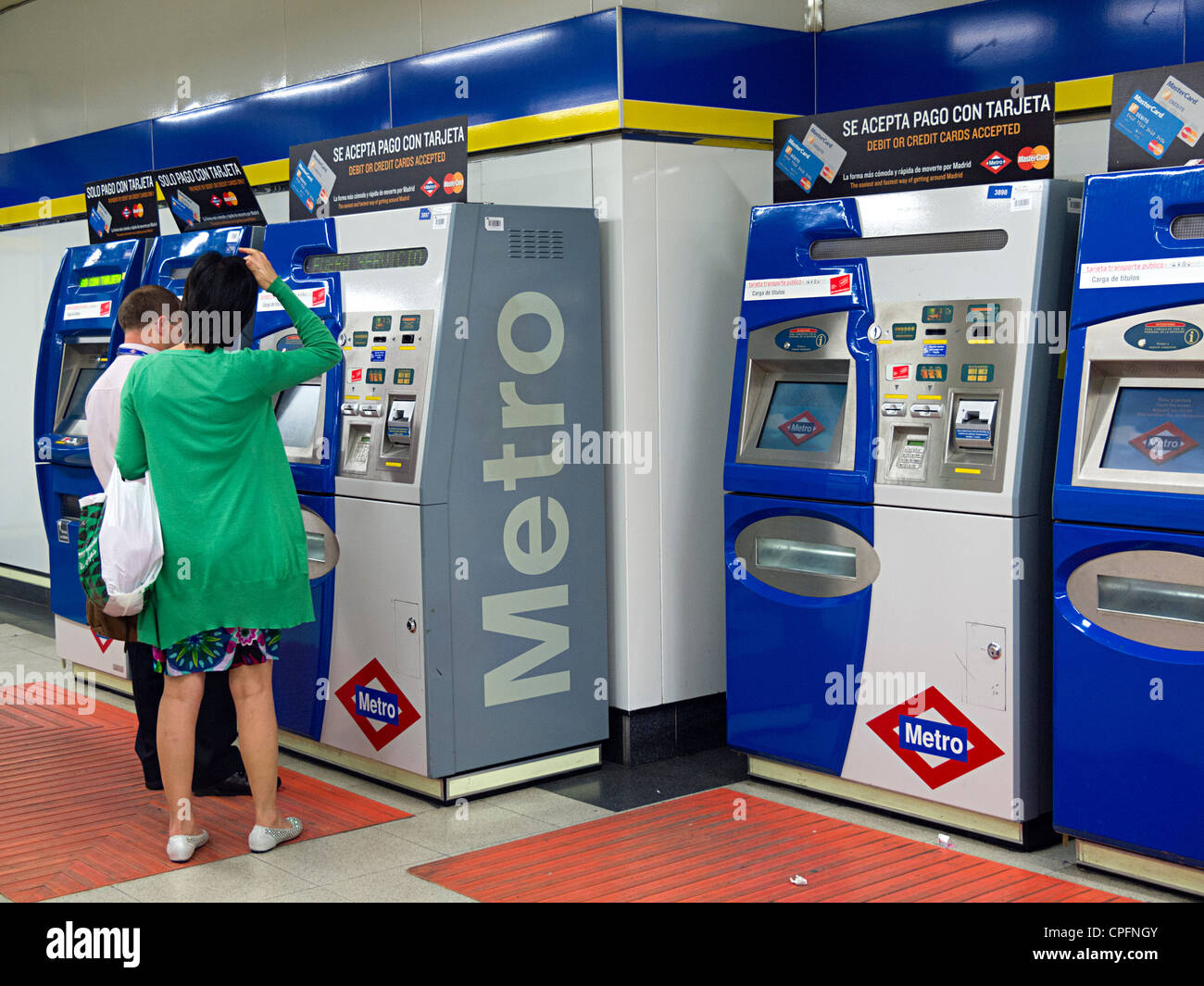 Les personnes qui achètent des billets à une station de métro à Madrid, Espagne Banque D'Images