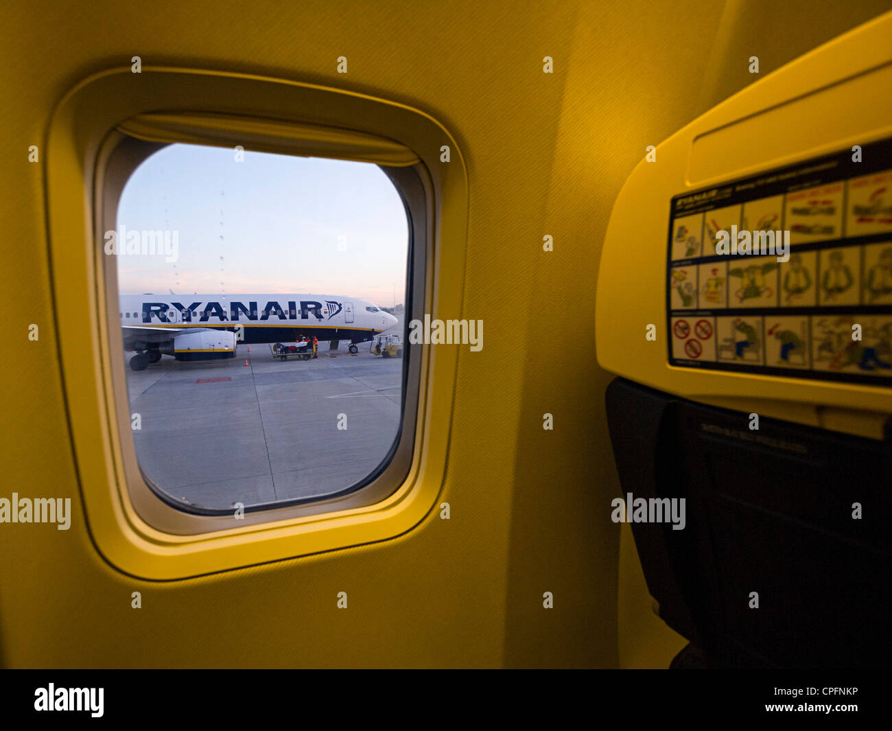 Vu de l'intérieur de l'avion Ryanair un autre avion Banque D'Images
