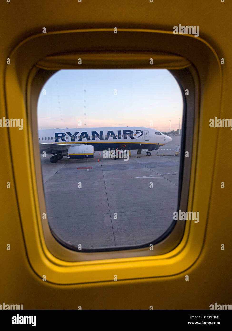 Vu de l'intérieur de l'avion Ryanair un autre avion Banque D'Images