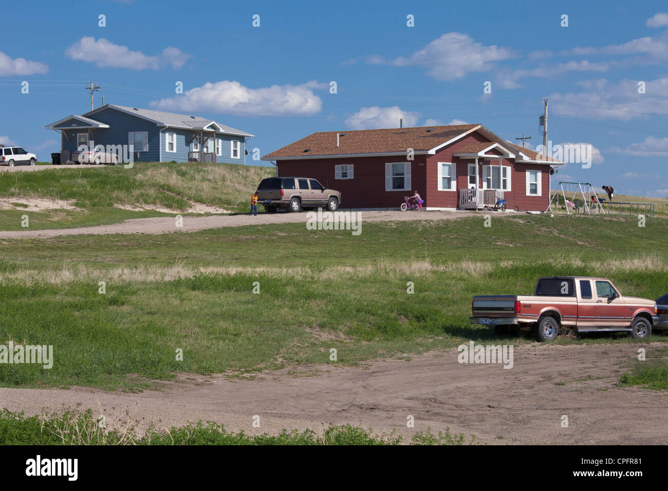 Maisons avec des enfants qui jouent, à la réserve indienne de Pine Ridge, Sioux (Dakota du Sud, USA Banque D'Images