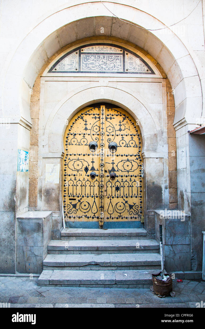 Porte ouvragée dans Médina de Tunis, Tunis, Tunisie Banque D'Images