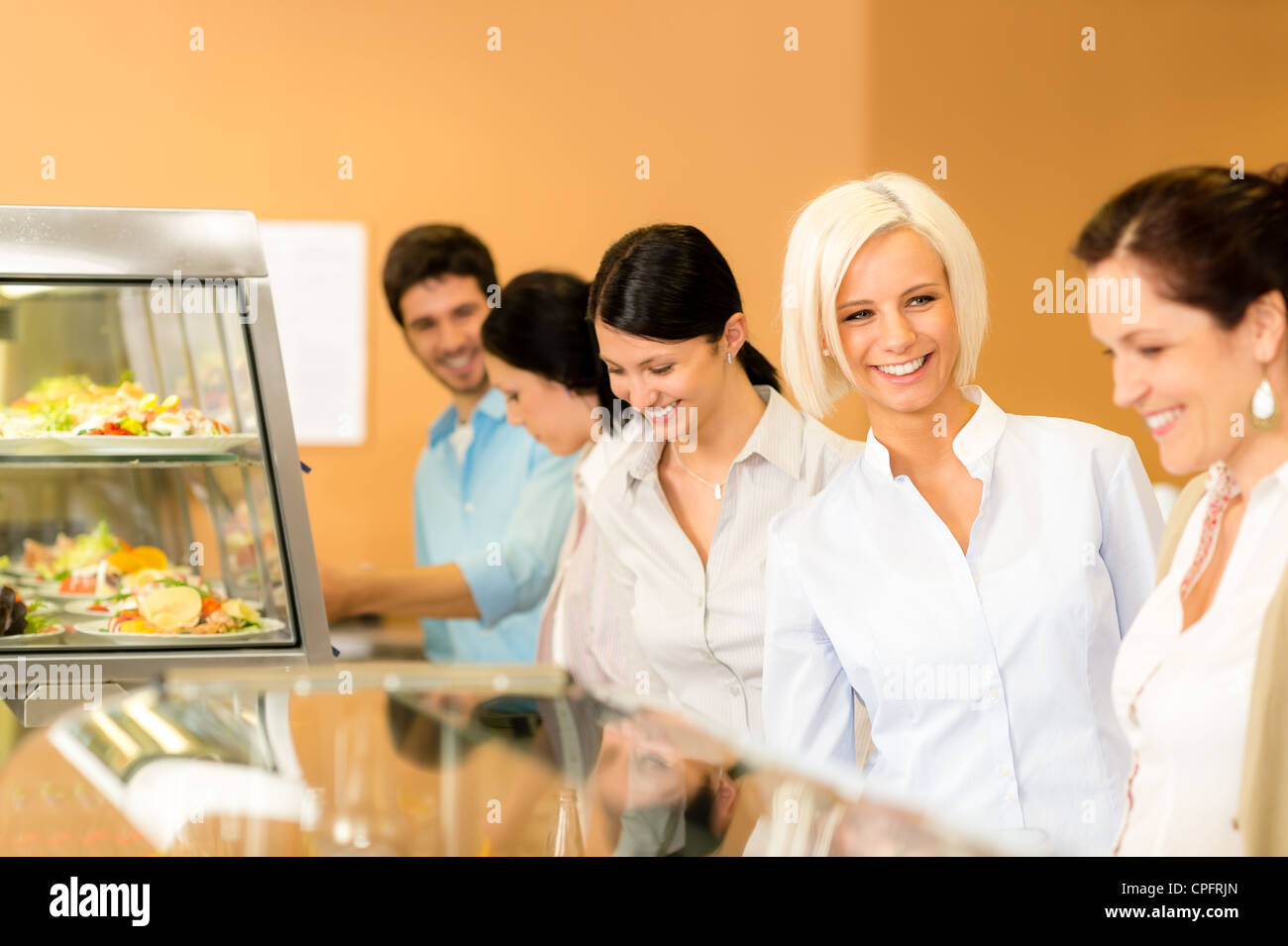 Femme d'affaires prendre le déjeuner cafétéria smiling choisissez de buffet en self-service Banque D'Images