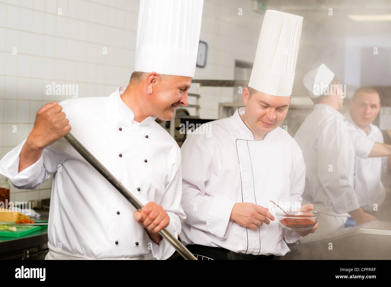 Deux cuisiniers masculins travaillant dans la préparation des aliments cuisine industriel professionnel Banque D'Images