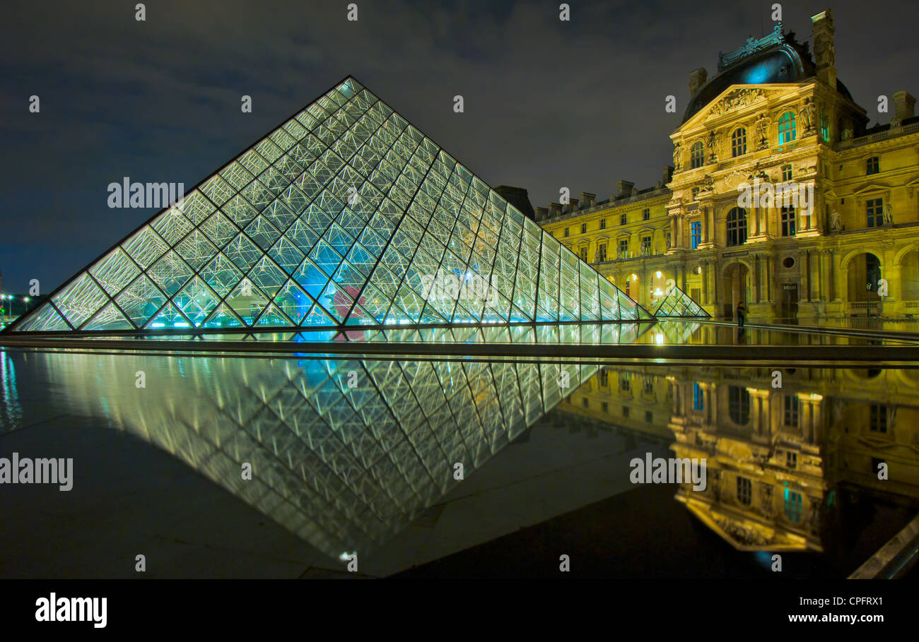 Musée du Louvre la nuit, Paris, France Banque D'Images