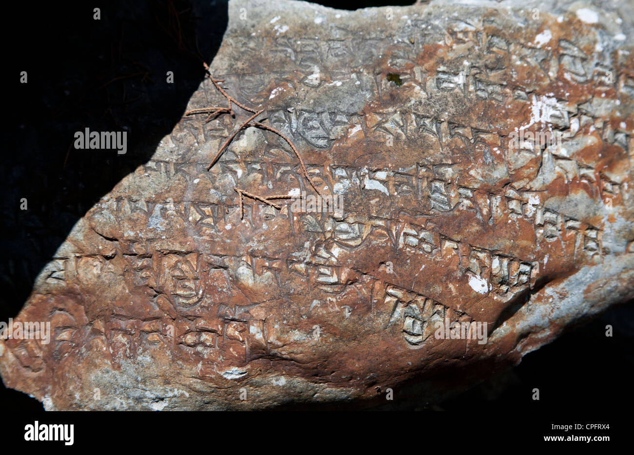 Pierre Mani prières à Chhairo sculpté montrant Gompa (monastère) près de Marpha. Banque D'Images