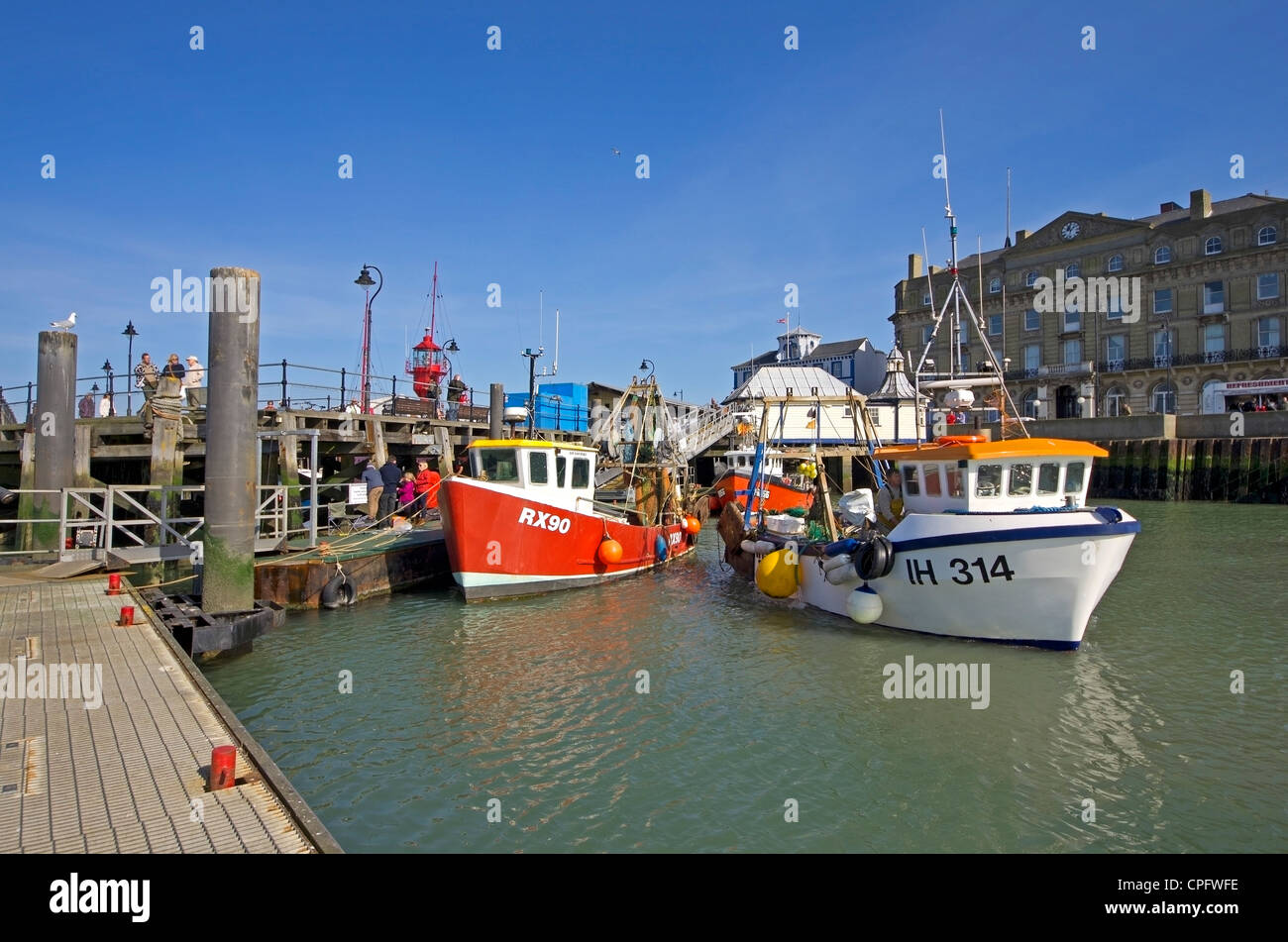 Trois chalutiers de pêche en attente de départ de la petite jetée en face de l'eau à Harwich sur la rivière Orwell Banque D'Images